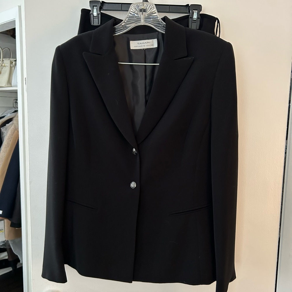 Tahari Black Women's suit with pencil skirt size 10 NWT